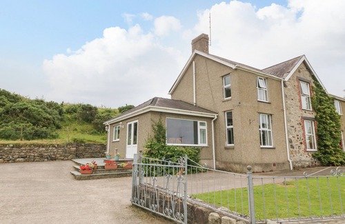 Dinas Cottage | Dinas Farmhouse Annex