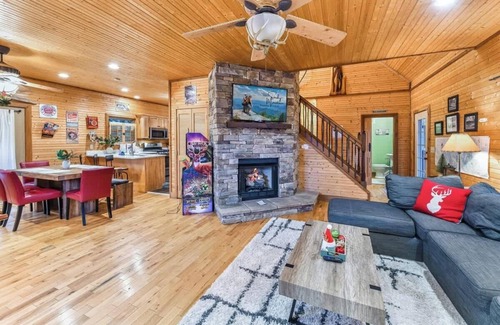 Dandridge Cabin | Direct Lake Front Retreat | Private Dock | 8 Acres