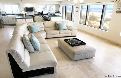 Boardwalk House | DIRECT OCEAN FRONT HOME SLEEPS 14- HUGE OCEANFRONT PATIO NEAR FLAGLER AVE!