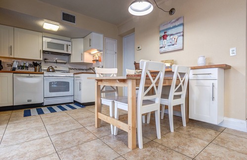 Boardwalk Apartment | DIRECT OCEAN FRONT Ground Floor 2bed/2bath Great for Families