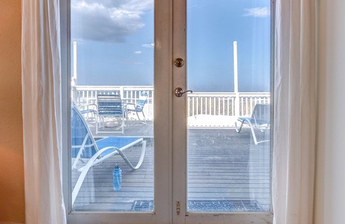 Boardwalk Apartment | DIRECT OCEAN FRONT Ground Floor 2bed/2bath Great for Families