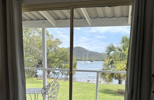 Brisbane Waterfront Cottage | DIRECT WATERFRONT