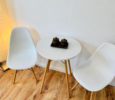 Homburg Apartment | Direkte Uninähe: Ferienwohnung mit großem Doppelbett, Küchenzeile und neu renoviertem Badezimmer
