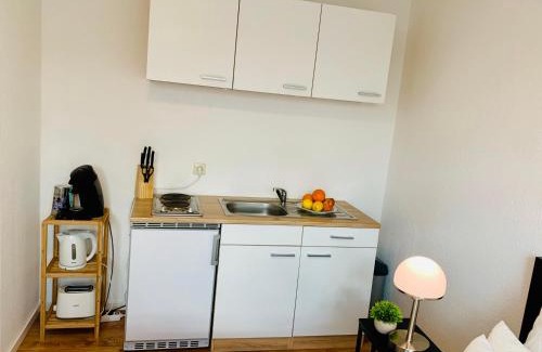 Homburg Apartment | Direkte Uninähe: Ferienwohnung mit großem Doppelbett, Küchenzeile und neu renoviertem Badezimmer