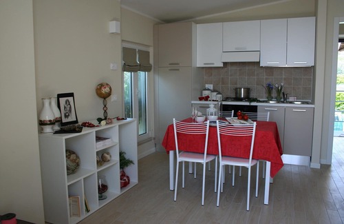 Moniga del Garda Apartment | Direttamente Sulla Spiaggia, Vista Lago Impareggiabile