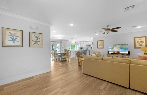 Marathon House | Discount Available! Private Pool, 100' Dock, Paddleboards, Kayaks, Bikes & More!