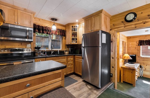 Peninsula Village Cabin | *Discount*Cozy Lakeside~Lake Almanor~BoatRamp~Pets