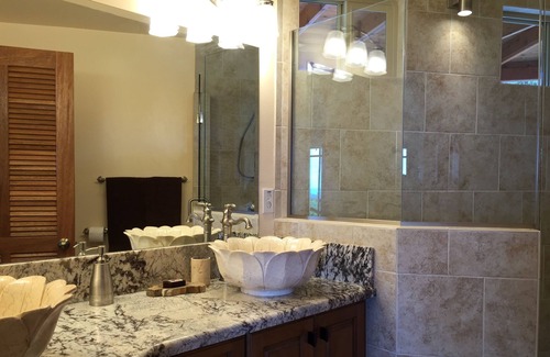 Honomu House | Discounted! Family getaway with Wide Ocean/Mountain Views and Private Waterfall!