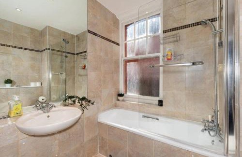 Royal Borough of Kensington and Chelsea Apartment | Discover London Central 2 Bedroom in Kensington