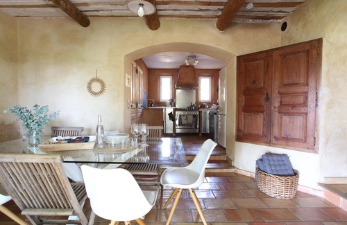 Beaumes-de-Venise Villa | Discover our charming mas with swimming pool for rent in Provence.