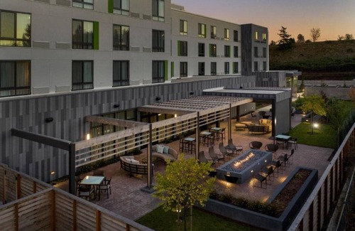 Wilkes East House | Discover Our Modern East Portland Hotel Minutes From PDX