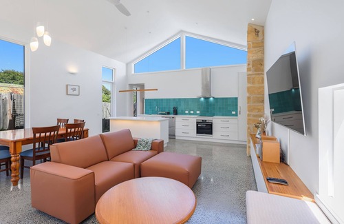 Warrnambool House | Discover the charm of Warrnambool from The Sunshine House.