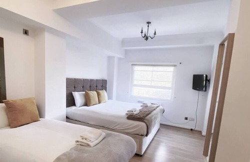Chelsea Riverside Apartment | Discover the Comforts of Modern Living with Our 2 Bed, 2 Bath Apartment in SW10