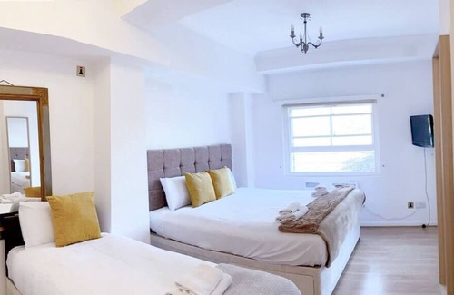 Chelsea Riverside Apartment | Discover the Comforts of Modern Living with Our 2 Bed, 2 Bath Apartment in SW10