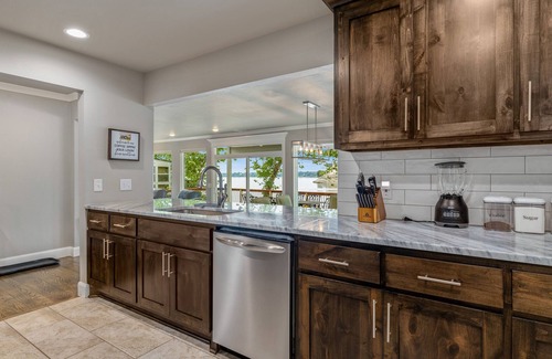 Vinita House | Discover the Ultimate Lakefront Oasis, Grand Point Escape, Dock, Sleeps 14