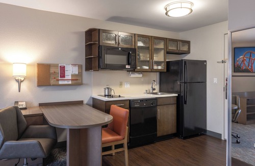 Anaheim Resort Hotel | Disneyland Getaway! Pool, Onsite Parking, Pet-Friendly, Close to Disneyland!