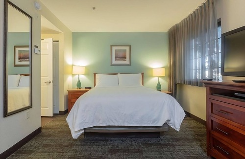 Anaheim Resort Hotel | Disneyland Trip Near Coral Tree Park w/Full Kitchens! Pets Allowed & Parking!