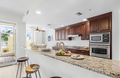 Pelican Condo | Dive into Fun & Gulf Vibes at Luxe Retreat - Condo High Tide Hangout - Roelens