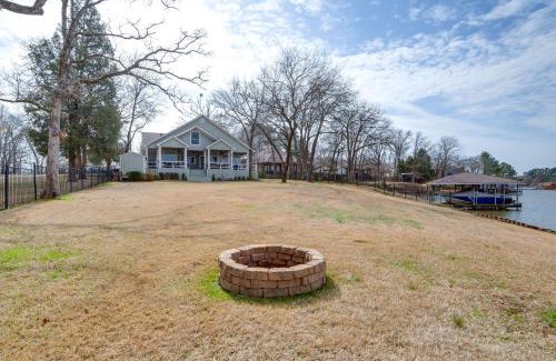 Enchanted Oaks House | Dock and Lake Access Gem on Cedar Creek Reservoir