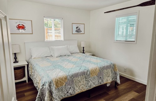 Poulsbo Cottage | DOCK HOUSE COTTAGE Charming 2-Bedroom Waterfront - Hood Canal/Poulsbo/Lofall