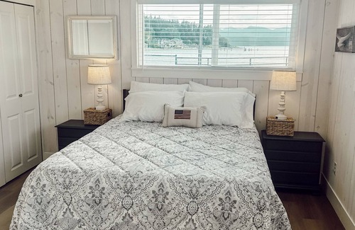 Poulsbo Cottage | DOCK HOUSE COTTAGE Charming 2-Bedroom Waterfront - Hood Canal/Poulsbo/Lofall