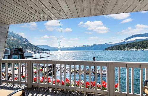 Bayview House | Dock's End Floating Home