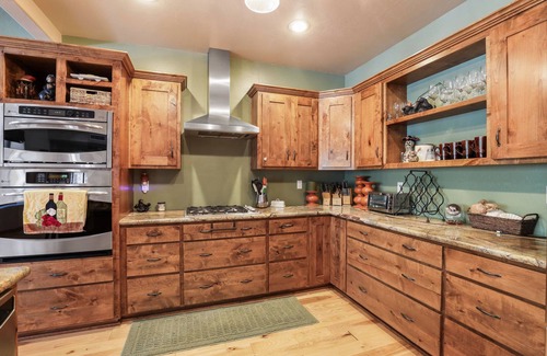 Heber House | Dog-friendly lodge in the pines with hot tub, firepit, fireplaces & great deck