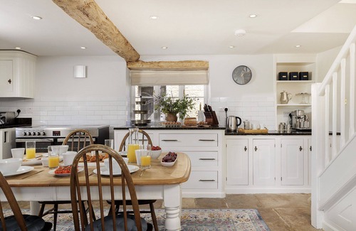 Lechlade Cottage | Dog friendly holiday home with a hot tub - Green Farm