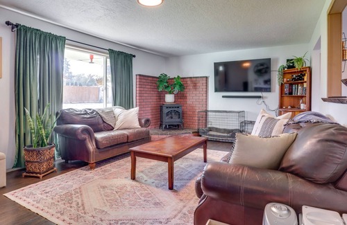 Albany House | Dog-Friendly Albany Abode w/ Private Hot Tub!