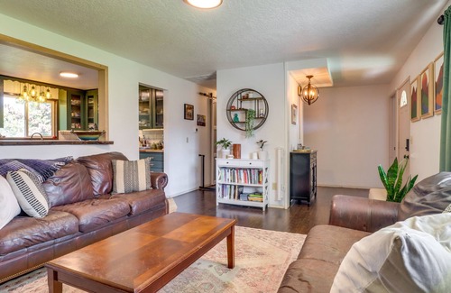 Albany House | Dog-Friendly Albany Abode w/ Private Hot Tub!