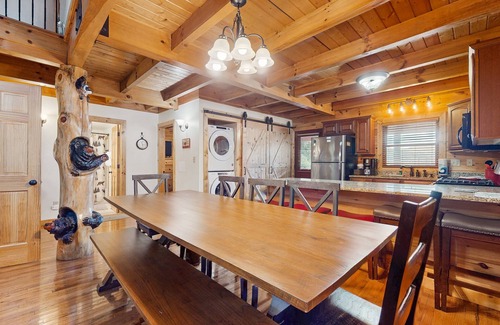 Caryville Cabin | Dog- friendly cabin with lakeside views, deck & game room