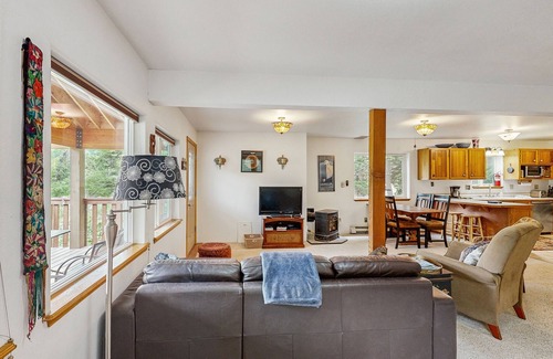 Girdwood Ski Chalet | Dog-friendly chalet with quiet location & fireplace - close to the ocean