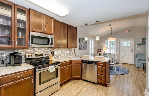 Downtown House | Dog Friendly - Charming Downtown Cottage - Handicap Accessible - Fast WiFi - Off Street Parking