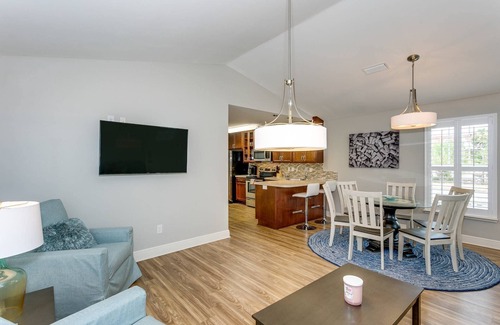 Downtown House | Dog Friendly - Charming Downtown Cottage - Handicap Accessible - Fast WiFi - Off Street Parking