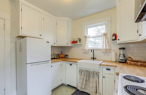 Hood River Cottage | Dog-Friendly 'Columbia Cottage' in Hood River!