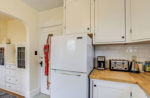 Hood River Cottage | Dog-Friendly 'Columbia Cottage' in Hood River!