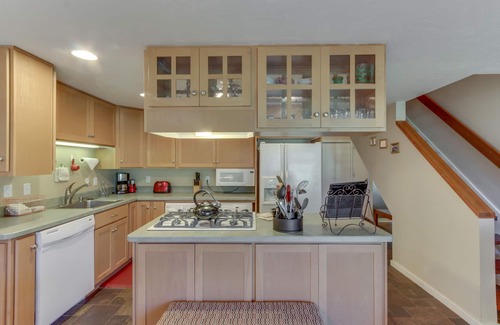 Overlook Park Condo | Dog-friendly condo with 6 SHARC passes & great golf course views