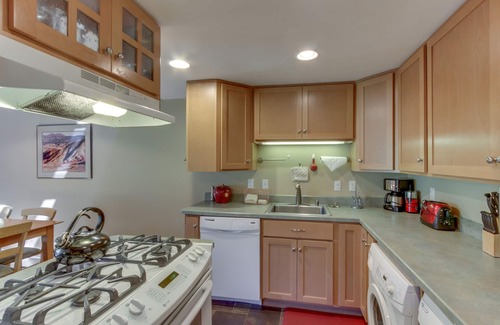 Overlook Park Condo | Dog-friendly condo with 6 SHARC passes & great golf course views