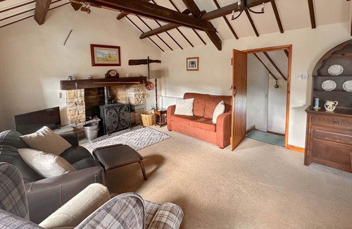 Worton Cottage | Dog friendly, cosy cottage w/free Wifi, multi fuel stove & pub nearby