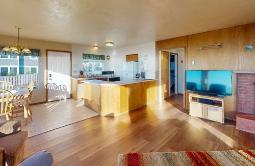 Bandon House | Dog-friendly cottage on the bluff with unobstructed ocean views