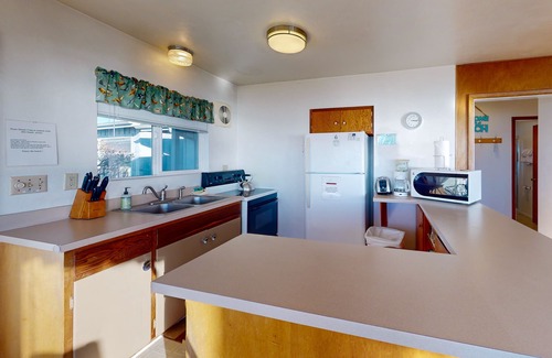 Bandon House | Dog-friendly cottage on the bluff with unobstructed ocean views