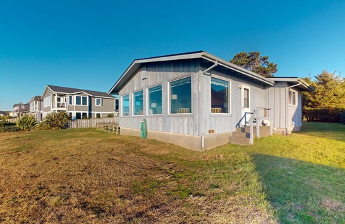 Bandon House | Dog-friendly cottage on the bluff with unobstructed ocean views