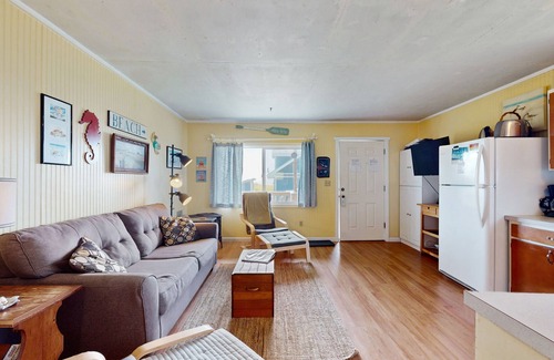 Moclips House | Dog-friendly cottage w/beach access & ocean view from living room