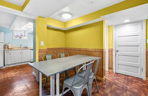 North End House | DOG FRIENDLY & EPIC Location! Walk 2 Blocks to Hyde Park or Cozy Up by the Fireplace!
