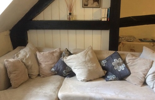 New Forest District Apartment | Dog friendly first floor apartments in historic thatched cottage in New Forest.