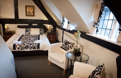 New Forest District Apartment | Dog friendly first floor apartments in historic thatched cottage in New Forest.