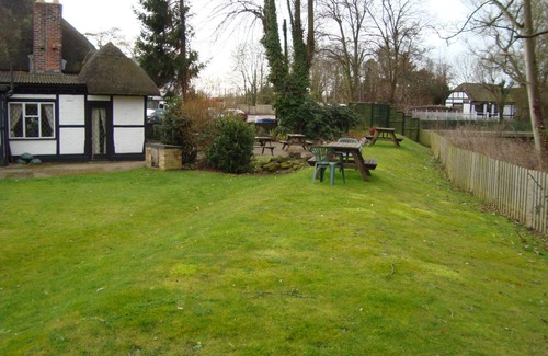 New Forest District Apartment | Dog friendly first floor apartments in historic thatched cottage in New Forest