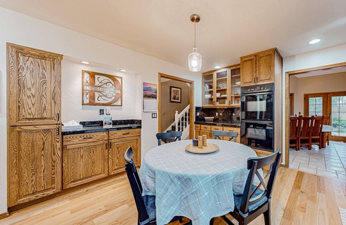 The Dalles House | Dog-friendly hilltop estate with fireplace & incredible Columbia River view