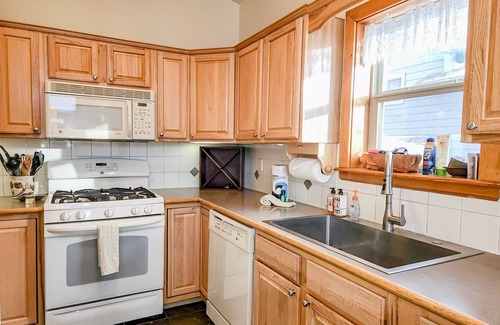 Willow Grove House | Dog-friendly home with mountain views, deck, washer/dryer, kitchen & fireplace