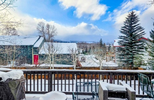 Willow Grove House | Dog-friendly home with mountain views, deck, washer/dryer, kitchen & fireplace